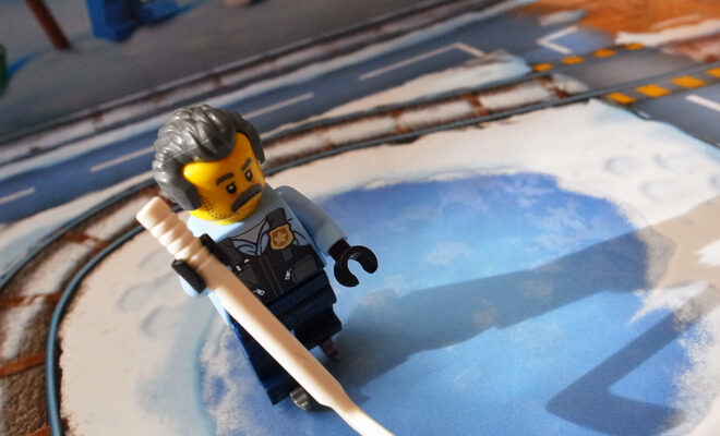 5日目（12/5）のレゴ・アドベントカレンダー2021は「アイスホッケーをたのしむ警察官のMr.サム・グリズル」
