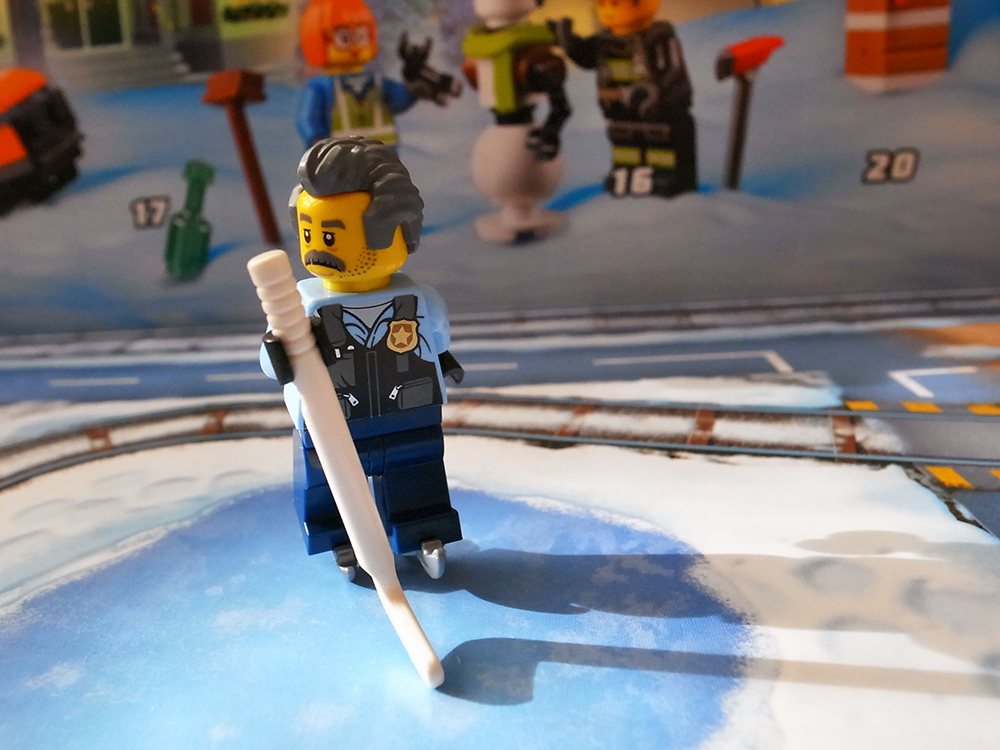 5日目（12/5）のレゴ・アドベントカレンダー2021は「アイスホッケーをたのしむ警察官のMr.サム・グリズル」